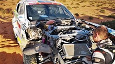 Tomáš Ouředníček kontroluje, co zbylo z jeho Fordu Ranger po střetu s kamionem. Tomáš Ouředníček kontroluje, co zbylo z jeho Fordu Ranger po střetu s kamionem.