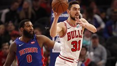 Tomáš Satoranský z Chicaga přihrává, přihlíží Andre Drummond z Detroitu. Tomáš Satoranský z Chicaga přihrává, přihlíží Andre Drummond z Detroitu.