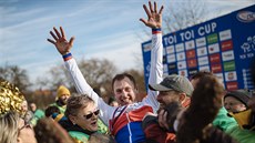 Emil Hekele slaví eský cyklokrosový titul.