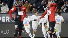 Kevin Strootman (uprostřed) z Marseille slaví se spoluhráči gól v duelu s... Kevin Strootman (uprostřed) z Marseille slaví se spoluhráči gól v duelu s...