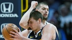 Nikola Jokič z Denveru se probíjí přes Ivicu Zubiče z Los Angeles Clippers. Nikola Jokič z Denveru se probíjí přes Ivicu Zubiče z Los Angeles Clippers.