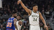 Janis Adetokunbo z Milwaukee po úspěšném tříbodovém pokusu v zápase s New York... Janis Adetokunbo z Milwaukee po úspěšném tříbodovém pokusu v zápase s New York...