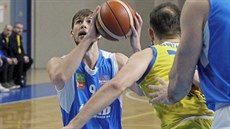 Ostravský křídelník Radek Pumprla se chystá vystřelit v utkání s Opavou. Ostravský křídelník Radek Pumprla se chystá vystřelit v utkání s Opavou.