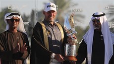 Anglický golfista Lee Westwood (uprostřed) s trofejí pro vítěze turnaje v Abú... Anglický golfista Lee Westwood (uprostřed) s trofejí pro vítěze turnaje v Abú...