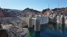 Hoover Dam je vodní dílo z roku 1931 ve stylu art deco, které dodává nezbytné...