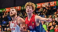 Nymburský pivot Martin Kříž (vlevo) a brněnský mladík Jakub Nečas na doskoku Nymburský pivot Martin Kříž (vlevo) a brněnský mladík Jakub Nečas na doskoku
