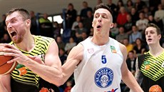 Pavel Houška (vlevo) z Ústí svírá míč před Tomášem Pomikálkem z Děčína. Pavel Houška (vlevo) z Ústí svírá míč před Tomášem Pomikálkem z Děčína.