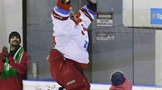 Olomoucký brankář Branislav Konrád zdraví fanoušky po vítězném utkání. Olomoucký brankář Branislav Konrád zdraví fanoušky po vítězném utkání.