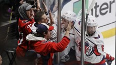 Fanoušci Washingtonu slaví gól, vlevo je autor trefy Jakub Vrána, vedle něj mu... Fanoušci Washingtonu slaví gól, vlevo je autor trefy Jakub Vrána, vedle něj mu...