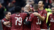 Fotbalisté AC Milán slaví gól, uprosted stelec Ante Rebi.