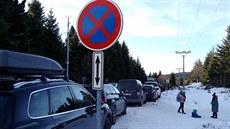 Auta parkující v zákazu komplikují průjezd záchranářů přes sedlo na Šerlichu... Auta parkující v zákazu komplikují průjezd záchranářů přes sedlo na Šerlichu...