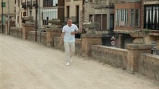 Daniel Craig si v reklam na pivo zahrál sám sebe a Jamese Bonda (2020).
