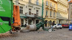 Na Dražického náměstí v Praze popelářský vůz srazil plynovou lampu pouličního... Na Dražického náměstí v Praze popelářský vůz srazil plynovou lampu pouličního...