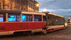 Na pražském Pohořelci se srazily dvě tramvaje, jely po stejné koleji (10.1.... Na pražském Pohořelci se srazily dvě tramvaje, jely po stejné koleji (10.1....