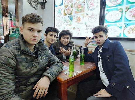 Český student ve Wu-chanu: Všichni to podcenili. Kvůli rodině bych chtěl zpět domů Daniel Pekárek (vlevo) ve Wu-chanu s kamarády. | na serveru Lidovky.cz | aktuální zprávy