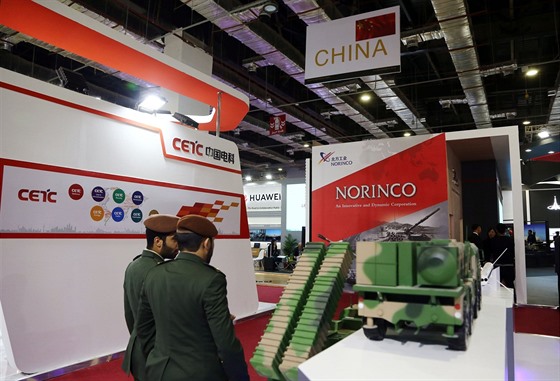 Expozice ínské zbrojaské firmy NORINCO na veletrhu EDEX v Káhie (5. prosince...