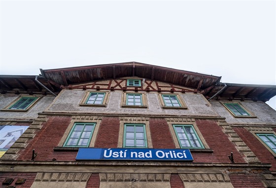 Výpravní budova v Ústí nad Orlicí je dokladem nádraní architektury na konci...