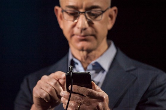 Útoníci hackli mobil éfa Amazonu Jeffa Bezose, infikované video obdrel pes WhatsApp. Ilustraní snímek