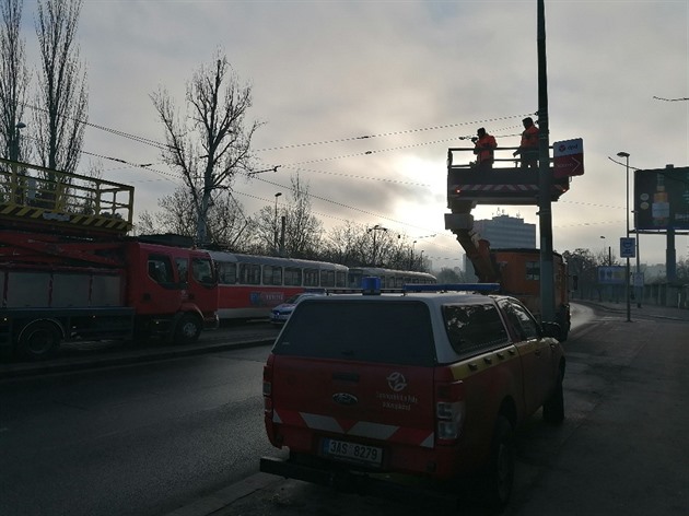 Technická závada na trolejích v Chodovské ulici v pražské Michli zastavila provoz tramvají 11 a 14 na úseku Náměstí Bratří Synků - Spořilov v nepravidelném provozu jezdí náhradní autobusová doprava x11.