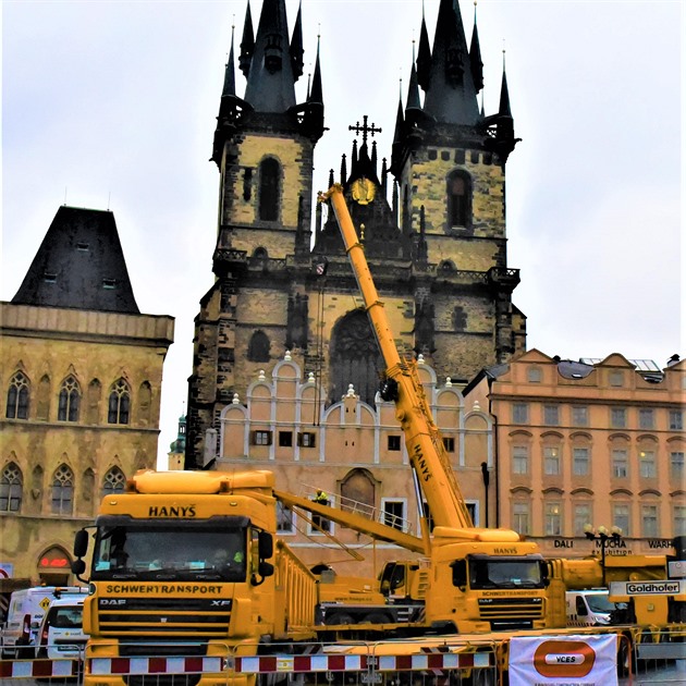 V souvislosti s instalací věžového jeřábu obsadila Staroměstské náměstí těžká technika. Stalo se tak z důvodu rekonstrukce přilehlých historických budov, ze kterých vznikne v budoucnosti luxusní hotel.