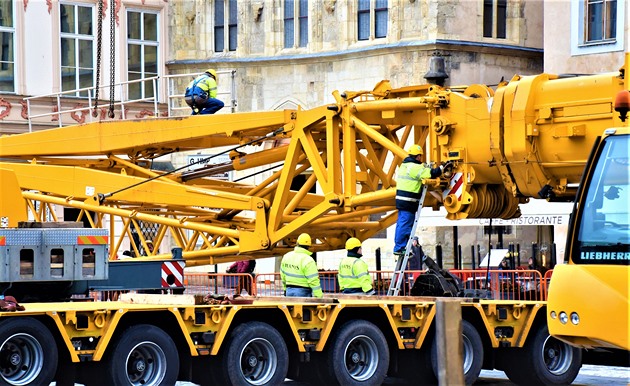 V souvislosti s instalací věžového jeřábu obsadila Staroměstské náměstí těžká technika. Stalo se tak z důvodu rekonstrukce přilehlých historických budov, ze kterých vznikne v budoucnosti luxusní hotel.