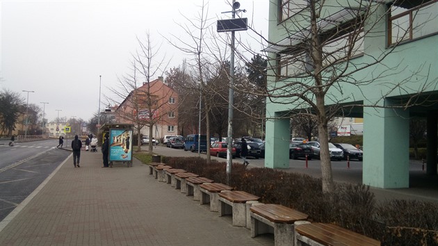 Nefunkční hodiny na stanici Kobylisy. Že by špatný kabel?