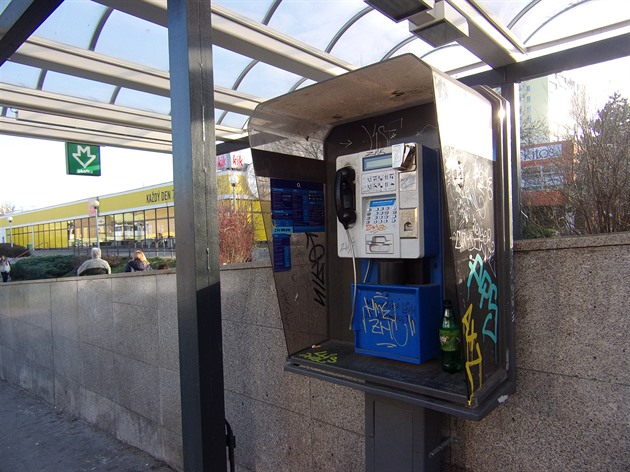 Telefonní budka už slouží jako barový pult.