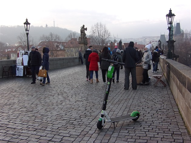 Dobrý nápad = raději zaparkovat koloběžku než se prodírat davem turistů.