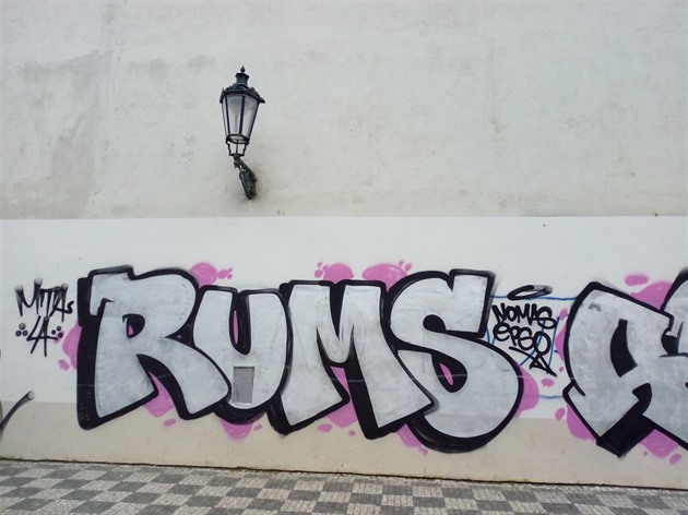 Graffiti je všude, docela nechápu jak je možné v památkové rezervaci bez povšimnutí orgánů či občanů dlouhou dobu takto čmárat. Nasaďte kamery nebo bude po Praze! Toto je v ulici -náměstí U Lužického Semináře na Malé Straně. Všechno začalo po filmu Gympl,