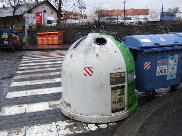 Dobrý podvečer, včerejší fotka ve Vaší rubrice očima čtenářů od Miroslavy Müllerové „Nepořádek u popelnic“ v Praze 6, v místě kde z Dejvické odbočuje ulice Václavkova k dejvickému nádraží mě inspirovala k doplnění. Denně chodím okolo tohoto místa a pravid