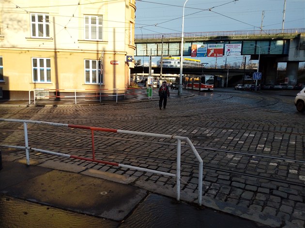 V ulici U Balabenky/Sokolovská v Libni chybí pechod, je to o to citelnjí, nebo ádná pravidelná linka tramvaje nejede rovn smr horní Palmovka, take lidé musí vystoupit z tramvaje ji na Balabence a pak se motat mezi auty a tramvajemi, navíc bez pe