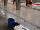 Na stanici metra Skalka na lince A kape ze stropu voda. Na nástupišti jsou kbelíky jako na Můstku. Na stanici metra Skalka na lince A kape ze stropu voda. Na nástupišti jsou kbelíky jako na Můstku.