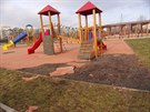 Krásné dětské hřiště se špatně položeným povrchem a nezabezpečenou dírou (možná pidi brouzdaliště?). Krásné dětské hřiště se špatně položeným povrchem a nezabezpečenou dírou (možná pidi brouzdaliště?).