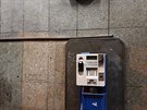 Telefonní budky mizí z pražských ulic. Snímek ze stanice metra Strašnická na lince A. Telefonní budky mizí z pražských ulic. Snímek ze stanice metra Strašnická na lince A.