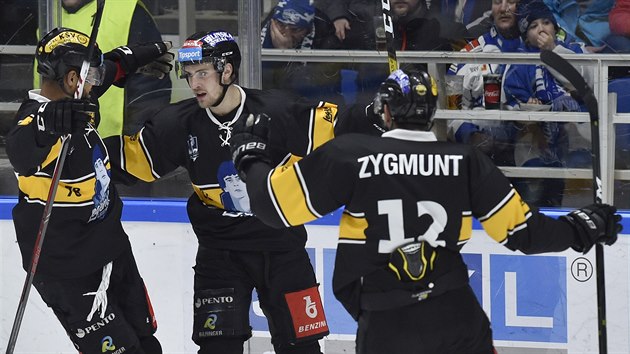 Litvínovská radost z gólu. Zleva Akim Aliu, Lukáš Válek a Pawel Zygmunt. Litvínovská radost z gólu. Zleva Akim Aliu, Lukáš Válek a Pawel Zygmunt.