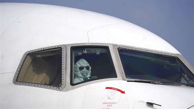 Pilot nákladního letadla na letišti ve Wu-chanu oblečený do ochranných pomůcek.... Pilot nákladního letadla na letišti ve Wu-chanu oblečený do ochranných pomůcek....