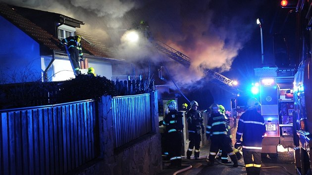 Požár od žhavého popela poničil dva řadové domy v Osnici u Prahy. (27. ledna... Požár od žhavého popela poničil dva řadové domy v Osnici u Prahy. (27. ledna...