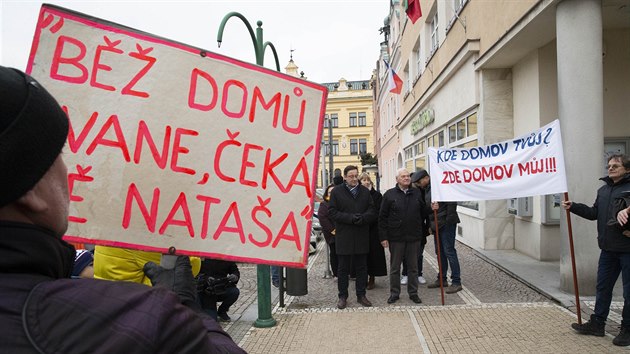 Ve Vysokém Mýtě se sešli lidé, aby zavzpomínali na třicet let staré události. Ve Vysokém Mýtě se sešli lidé, aby zavzpomínali na třicet let staré události.