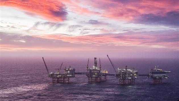 Norové otevřeli nové ropné pole Johan Sverdrup. Norové otevřeli nové ropné pole Johan Sverdrup.