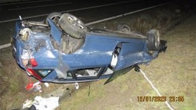Řidička auta se couvajícího vozu lekla a skončila v příkopu. Řidička auta se couvajícího vozu lekla a skončila v příkopu.