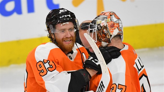 Jakub Voráček a brankář Brian Elliott slaví vítězství z Philadelphie. Jakub Voráček a brankář Brian Elliott slaví vítězství z Philadelphie.