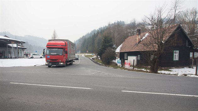Dřevěný dům u Valašské Polanky je nutné zbourat kvůli stavbě kruhové křižovatky. Dřevěný dům u Valašské Polanky je nutné zbourat kvůli stavbě kruhové křižovatky.