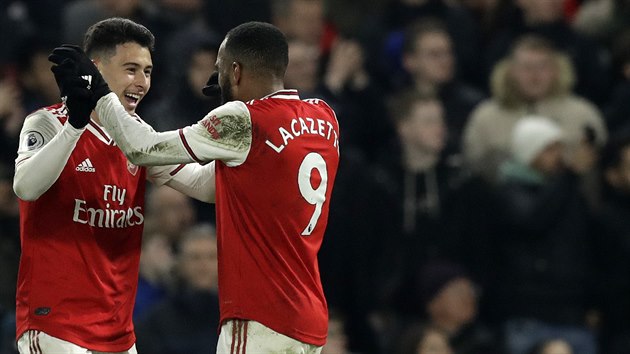 Gabriel Martinelli (vlevo) a Alexandre Lacazette z Arsenalu slaví gól. Gabriel Martinelli (vlevo) a Alexandre Lacazette z Arsenalu slaví gól.