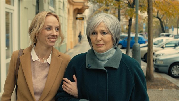 Záběr z filmu Příliš osobní známost Záběr z filmu Příliš osobní známost