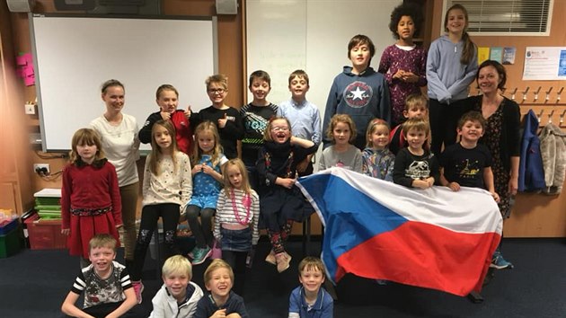 Česká škola v Edinburghu, vlevo je Veronika Macleodová, vpravo Radka... Česká škola v Edinburghu, vlevo je Veronika Macleodová, vpravo Radka...