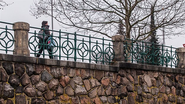 Barokní zdi u hradeckého Tyršova mostu potřebují opravu (24. 1. 2020). Barokní zdi u hradeckého Tyršova mostu potřebují opravu (24. 1. 2020).