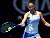 Karolna Plkov se opr do forhendu v prvnm kole Australian Open.