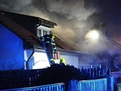 Požár od žhavého popela poničil dva řadové domy v Osnici u Prahy. (27. ledna... Požár od žhavého popela poničil dva řadové domy v Osnici u Prahy. (27. ledna...