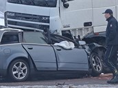 Při srážce osobního auta a kamionu u Jihlavy zemřel řidič menšího z vozů. Při srážce osobního auta a kamionu u Jihlavy zemřel řidič menšího z vozů.