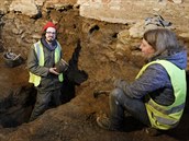 Archeologové našli mimo jiné tři celé zachovalé nádoby ze 14. století. Archeologové našli mimo jiné tři celé zachovalé nádoby ze 14. století.